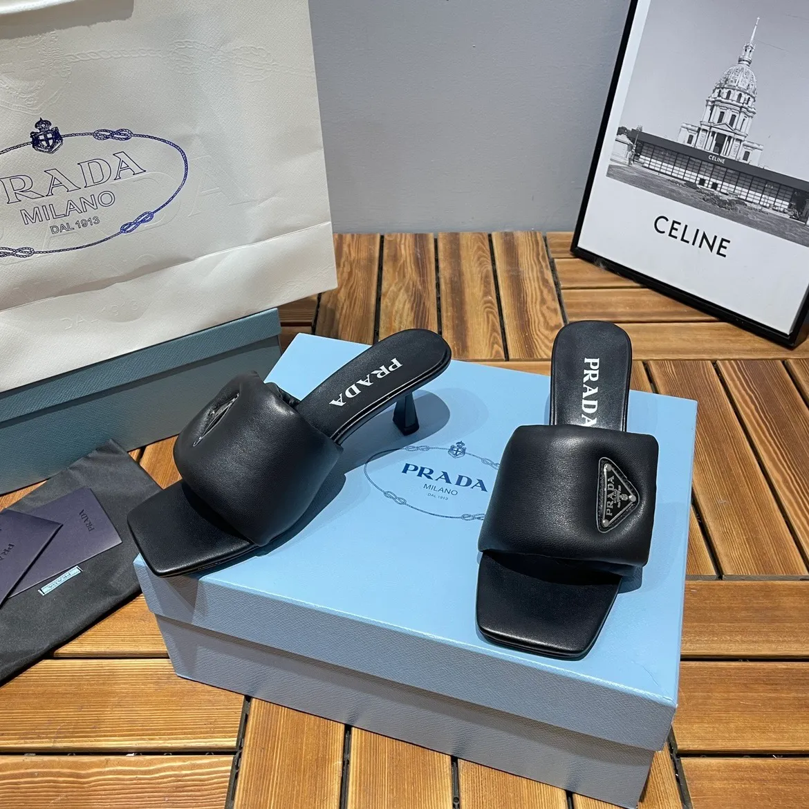 👟👟Ex-factory price 380👟👟 Prada/Prada 2023ss makes its debut🌟High-heeled square-toed slippers, triangular classic LOGO. 💥presents a classic silhouette. No matter what situation you face, the home court belongs only to you! 💪🏻 Fabric: Open edge beads, sheepskin lining, original Italian leather outsole Heel height: 6.5cm Code number: 35-39 (40 custom made, non-refundable)